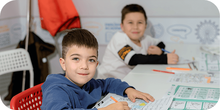 Радостные дети на занятии английским