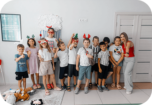 Преподаватель помогает ученику