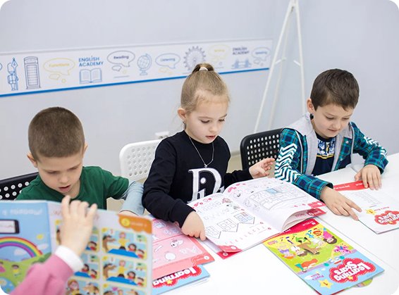 Дети занимаются английским на мини-курсе Умные каникулы