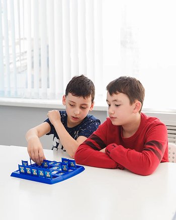 Школьники играют в настольную игру на английском